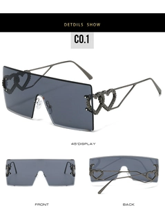 Details einer übergroßen rahmenlosen quadratischen Sonnenbrille mit Doppelherz-Dekoration