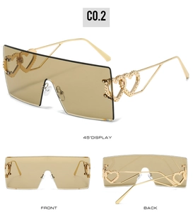 Detailansicht der quadratischen randlosen Sonnenbrille mit Doppelherz-Metallverzierung