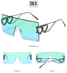 Dreifache Ansicht der randlosen quadratischen Verlaufs-Sonnenbrille mit Herz-Metallbügeln