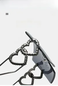 Detail der randlosen quadratischen Sonnenbrille mit hohlem Doppelherz-Bügeldesign