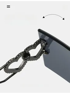 Nahaufnahme des Scharniers der randlosen quadratischen Sonnenbrille mit Herz-Ketten-Bügeln