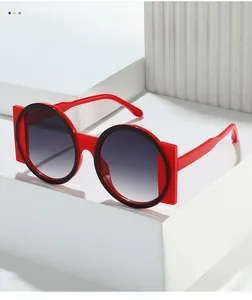 Détail de lunettes de soleil tendance avec monture rouge-noir et verres dégradés