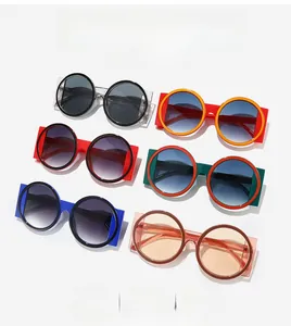 Vue détaillée de lunettes de soleil rondes colorées avec montures épaisses en plastique