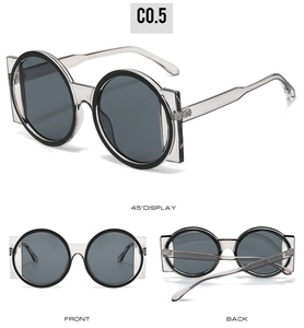 Trois vues de lunettes de soleil tendance avec monture gris transparent et bordure noire