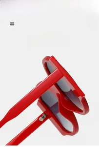 Détail de lunettes de soleil rondes rouges avec charnière élastique et branches larges