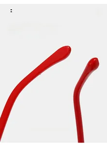 Détail des branches incurvées ergonomiques sur des lunettes de soleil rondes mode