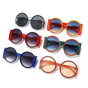 Lunettes de soleil rondes rétro avec montures géométriques larges en couleurs vives