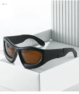 Détail de la monture de lunettes de soleil Y2K noir mat avec texture épaisse et incurvée