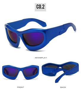 Vues détaillées des lunettes de soleil Y2K bleues avec verres violets réfléchissants