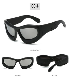 Vues sous trois angles des lunettes de soleil Y2K noir mat avec verres argentés miroir