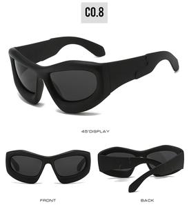 Vues avant et arrière de lunettes de soleil Y2K noir mat avec verres gris