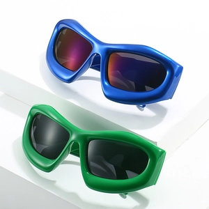 Lunettes de soleil enveloppantes Y2K bleu et vert sur des pierres géométriques blanches