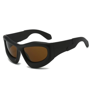 Lunettes de soleil Y2K au design industriel avec monture noire mate et verres marron