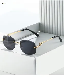 Gros plan de lunettes de soleil sans monture avec branches dorées et verres gris