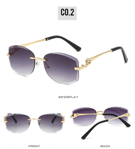 Vue détaillée de lunettes de soleil sans monture avec verres dégradés violets et détail panthère