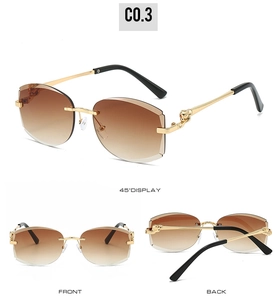 Détails du relief tête de léopard dorée sur des lunettes de soleil sans monture