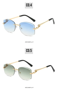 Détail de lunettes de soleil sans monture avec crâne doré et verres dégradés