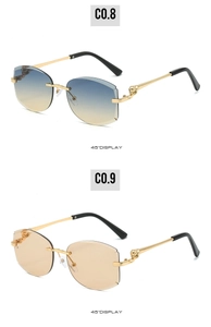 Vue latérale détaillée à 45 degrés de lunettes de soleil sans monture en métal dégradé