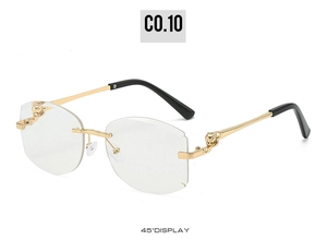 Détail de l'ornement crâne de renard en métal sur monture de lunettes sans bord pour femme