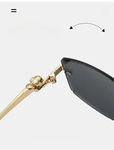 Détail de la charnière durable avec sculpture de léopard doré sur lunettes de soleil