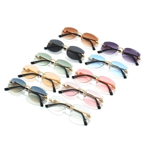 Lunettes de soleil sans monture avec détail panthère en métal et dix teintes de verres