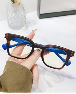 Détail de la monture en écaille et branches bleues avec spécifications de taille précises