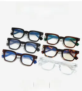 Vue détaillée de montures de lunettes carrées en noir, écaille, marron et transparent