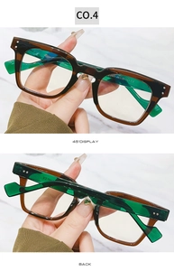 Détail des lunettes carrées avec monture en écaille foncée et branches vertes translucides
