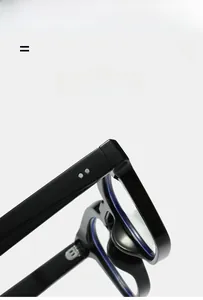 Gros plan sur la monture de lunettes noire avec charnières à rivets et haute élasticité