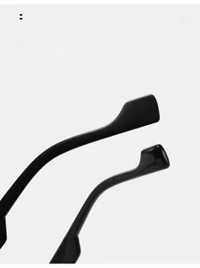 Gros plan détaillé des branches courbées sur une monture de lunettes carrée noire