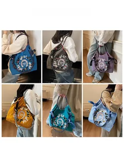 Viste multiple di borse tote colorate con ricamo di cavallo e spallacci in corda intrecciata