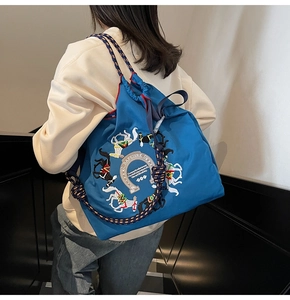 Zaino azzurro in tela con coulisse, ricamo di cavalli e spallacci in corda intrecciata
