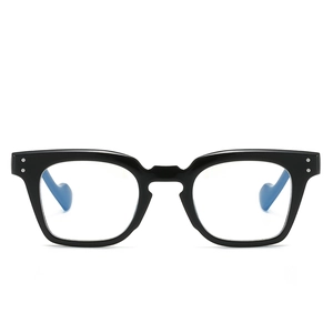 Monture de lunettes carrée noire classique avec rivets et finition en acétate
