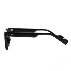 Lunettes noires à monture carrée avec branches géométriques et rivets métalliques