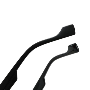 Gros plan des extrémités de branches ergonomiques noires sur des lunettes rectangulaires