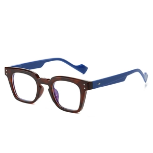 Monture de lunettes carrée rétro écaille avec branches bleu mat contrastées sur fond blanc