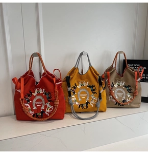 Tre borse tote in Oxford ricamate nei colori rosso, giallo e kaki con manici in corda