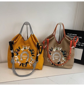 Dettaglio delle borse tote zenzero e kaki con ricamo a cavallo e corda decorativa