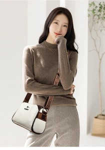 Detail of the white and brown leather crossbody bag with jacquard strap and brand logo