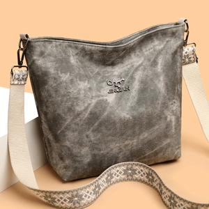 Détail du sac cabas gris fumée avec logo kangourou et bandoulière en jacquard ethnique