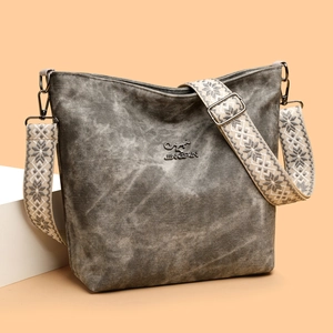 Détail du grand sac bandoulière gris en toile avec bandoulière large à motif ethnique