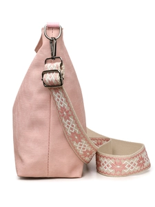 Détail du sac en toile rose avec large bandoulière tissée aux motifs ethniques