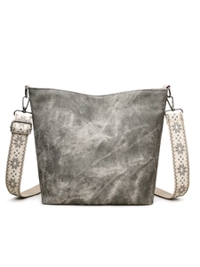 Détail du sac bandoulière en toile lavée grise avec sangle tissée à motifs géométriques