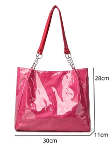 Détail d'un sac cabas rose brillant affichant des dimensions de 30cm de large et 28cm