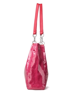 Détail du sac cabas rose vif avec surface texturée et bandoulière en chaîne rouge