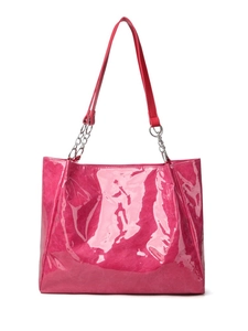 Gros plan d'un sac cabas rose brillant avec bandoulière élégante en similicuir rouge et chaîne argent