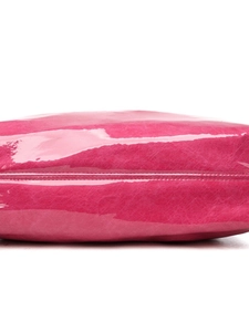 Détail d'un cabas rose en cuir verni brillant montrant les doubles coutures et la texture