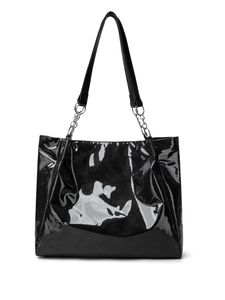 Détail d'un sac cabas en cuir verni noir avec chaîne métallique et lanières en cuir