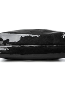 Détail de la base du sac cabas en cuir verni noir brillant avec coutures premium