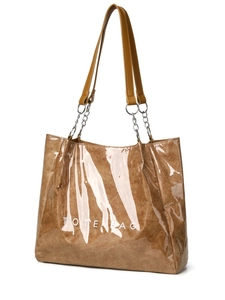 Détail du sac cabas en PVC transparent avec texture papier et bandoulière chaîne argent
